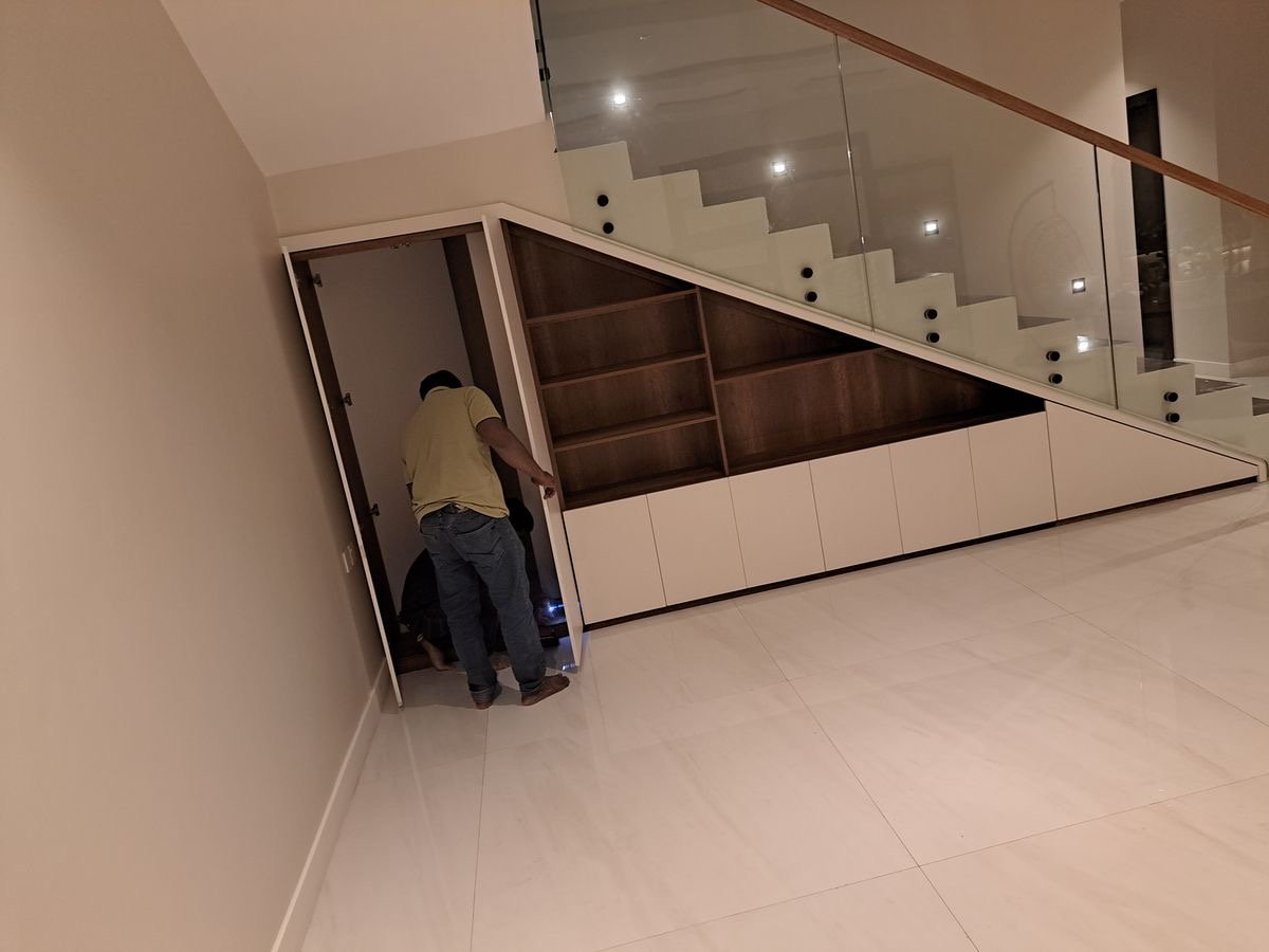 تعتبر المساحة الموجودة أسفل الدرج من الأماكن التي يمكن استغلالها بطريقة عملية وجمالية داخل المنازل والفلل. وتتنوع ديكورات تحت الدرج الدمام…